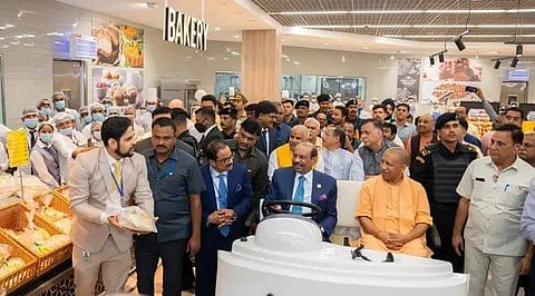 മുഖ്യമന്ത്രി യോഗി ആദിത്യനാഥ് ലക്‌നൗ ലുലു മാളില്‍, എംഎ യൂസഫലി സമീപം