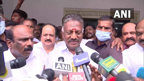 പനീര്‍ശെല്‍വം മാധ്യമങ്ങളെ കാണുന്നു