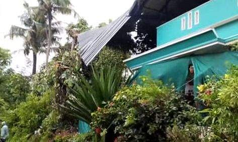 ചേര്‍പ്പില്‍ കാറ്റില്‍ മേല്‍ക്കൂരയിലെ ഷീറ്റ് പറന്ന് മറ്റൊരു വീടിന്റെ മുകളില്‍, സ്‌ക്രീന്‍ഷോട്ട്