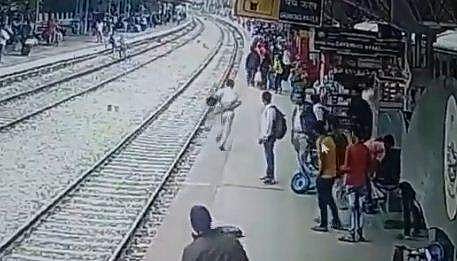 ട്രാക്കില്‍ വീണ യാത്രക്കാരനെ രക്ഷിക്കാന്‍ ഓടുന്ന സുരക്ഷാ ഉദ്യോഗസ്ഥന്റെ ദൃശ്യം