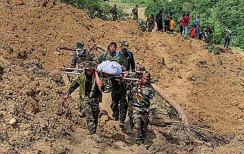 ഇംഫാലില്‍ സൈനിക ക്യാമ്പിന് മേലുണ്ടായ മണ്ണിടിച്ചിലില്‍ കുടുങ്ങിയവർക്കായി രക്ഷാപ്രവർത്തനം നടക്കുന്നു; പിടിഐ