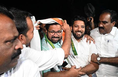 ജാമ്യം കിട്ടിയ ശേഷം ശബരീനാഥന്‍ കോണ്‍ഗ്രസ് നേതാക്കള്‍ക്കൊപ്പം/വിന്‍സെന്റ് പുളിക്കല്‍