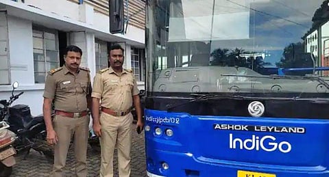 പിടിച്ചെടുത്ത ഇന്‍ഡിഗോ ബസിന് മുന്നില്‍ എംവിഡി ഉദ്യോഗസ്ഥര്‍