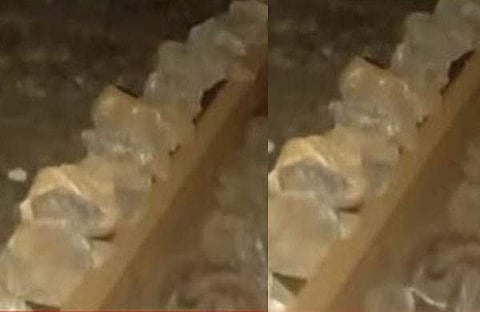 റെയില്‍വേ ട്രാക്കില്‍ കരിങ്കല്‍ചീളുകള്‍ നിരത്തിവച്ച നിലയില്‍/ടിവി ചിത്രം