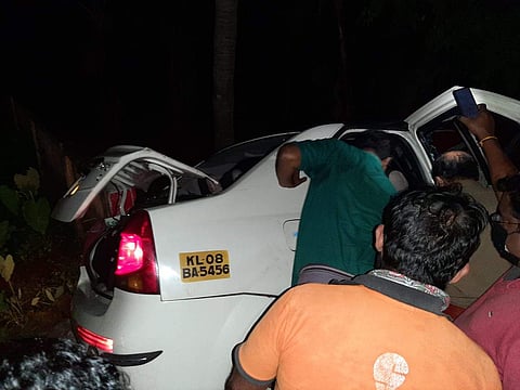 ടാക്‌സിയിലുണ്ടായിരുന്ന യാത്രക്കാരെ പുറത്തെടുക്കാന്‍ നാട്ടുകാരുടെ ശ്രമം