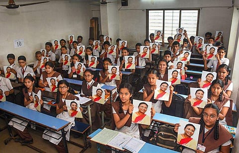 ദ്രൗപദി മുര്‍മുവിന്റെ ചിത്രവുമായി വിദ്യാര്‍ത്ഥികള്‍/ പിടിഐ