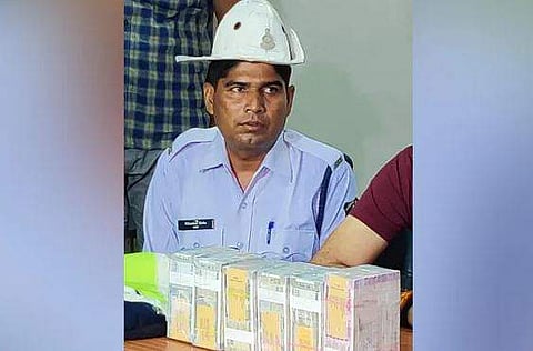 ട്രാഫിക് പൊലീസുകാരനായ നിലംബര്‍ സിന്‍ഹ