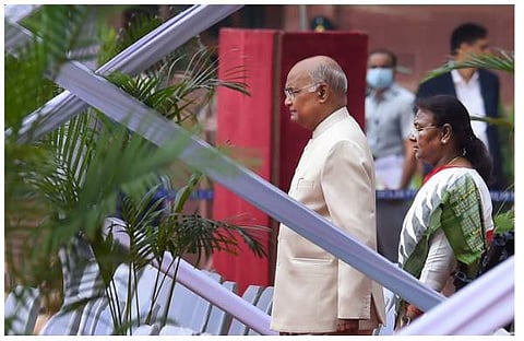 മുന്‍ രാഷ്ട്രപതി റാം നാഥ് കോവിന്ദിനൊപ്പം പാര്‍ലമെന്റിലേക്ക് വരുന്ന ദ്രൗപദി മുര്‍മു/പിട