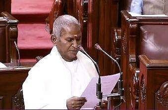 ഇളയരാജ സത്യപ്രതിജ്ഞ ചെയ്യുന്നു