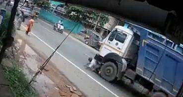 സ്‌കൂട്ടര്‍ ടോറസ് ലോറിയുടെ അടിയില്‍ പെടുന്ന ദൃശ്യം