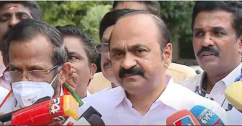 വി ഡി സതീശന്‍ മാധ്യമങ്ങളോട് സംസാരിക്കുന്നു/ ടിവി ദൃശ്യം