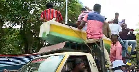വള്ളങ്ങളുമായി സമരത്തിനെത്തിയ മത്സ്യത്തൊഴിലാളികള്‍