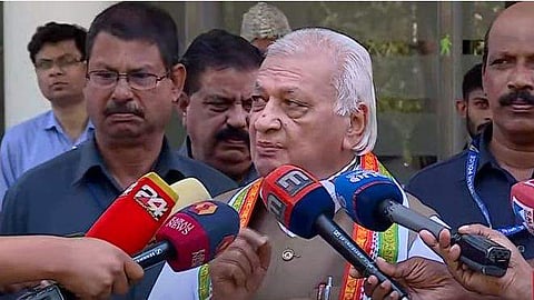 ഗവര്‍ണര്‍ ആരിഫ് മുഹമ്മദ് ഖാന്‍ മാധ്യമങ്ങളോട് സംസാരിക്കുന്നു/ ടിവി ദൃശ്യം