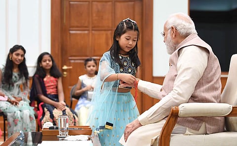 മോദിയുടെ കൈയില്‍ രാഖി കെട്ടുന്ന പെണ്‍കുട്ടിയുടെ ദൃശ്യം