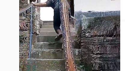 പെരുമ്പാമ്പിനെ തോളിലിട്ട് പടിക്കെട്ടുകൾ കയറുന്ന യുവാവിന്റെ ദൃശ്യം