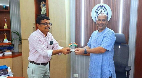 ഫാ. വര്‍ഗീസ് കാച്ചപ്പിള്ളിക്ക് നന്ദു കലേഷ് പതാക കൈമാറുന്നു