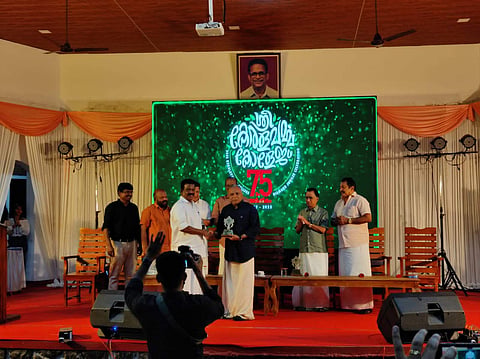 ഒട്ടപ്പത്ത് രാമചന്ദ്രന് വജ്ര മുദ്ര  പുരസ്‌കാരം സമ്മാനിക്കുന്നു