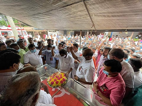 ഷാജഹാന്റെ മൃതദേഹത്തില്‍ സിപിഎം കേന്ദ്രകമ്മിറ്റി അംഗം എ കെ ബാലന്‍ അന്തിമോപചാരം അര്‍പ്പിക്കുന്നു/ ഫെയ്‌സ്ബുക്ക്