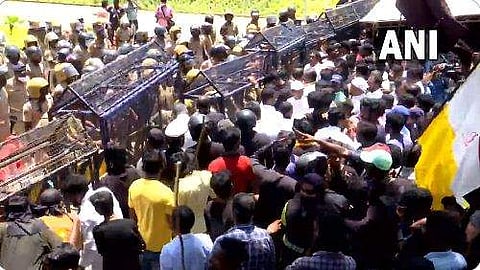 വിഴിഞ്ഞത്ത് ഇന്നും സംഘര്‍ഷം; അതീവ സുരക്ഷാമേഖലയിലേക്ക് തള്ളിക്കയറി സമരക്കാര്‍; ചർച്ചയിലൂടെ പരിഹരിക്കുമെന്ന് മന്ത്രി