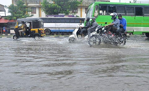 തമ്പാനൂരില്‍ നിന്നുള്ള ദൃശ്യം/ ചിത്രം: ബി പി ദീപു( ന്യൂ ഇന്‍ഡ്യന്‍ എക്‌സ്പ്രസ്)