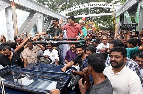 നവീകരിച്ച ഫറോക്ക് പാലത്തിന്റെ ഉദ്ഘാടന ചടങ്ങിനിടെ