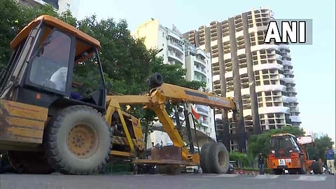 നിയന്ത്രിത സ്ഫോടനത്തിലൂടെ പൊളിക്കുന്ന ഫ്ലാറ്റുകൾ