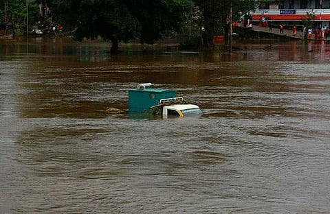 ആലുവ മണപ്പുറത്ത് നിര്‍ത്തിയിട്ടിരുന്ന വണ്ടി വെള്ളത്തില്‍ മുങ്ങിയപ്പോള്‍/ടിപി സൂരജ്‌