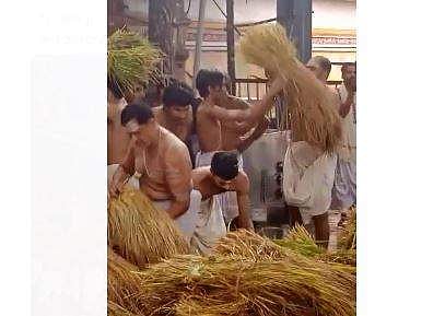 ഗുരുവായൂര്‍ ക്ഷേത്രത്തിലെ ഇല്ലം നിറ ചടങ്ങിന്റെ ദൃശ്യം