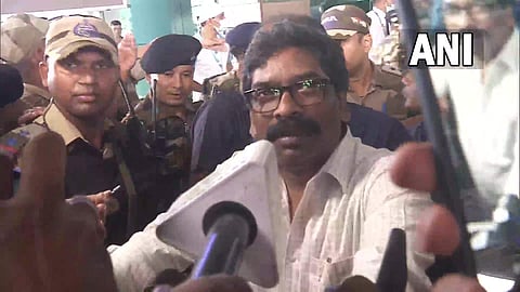 ഹേമന്ത് സോറന്‍ മാധ്യമങ്ങളെ കാണുന്നു/എഎന്‍ഐ