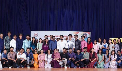 ജോലി ലഭിച്ച വിദ്യാര്‍ഥികള്‍ക്കൊപ്പം മോഹന്‍ലാല്‍