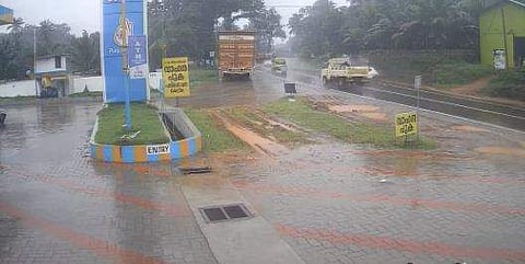 പാലക്കാട്ട് കാറും പിക്കപ്പ് വാനും കൂട്ടിയിടിക്കുന്ന ദൃശ്യം