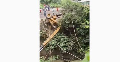 നിയന്ത്രണം നഷ്ടപ്പെട്ട് ക്രെയിന്‍ നദിയിലേക്ക് മറിയുന്ന ദൃശ്യം