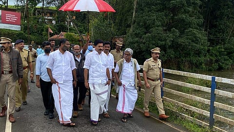 റോഷി അ​ഗസ്റ്റിൻ കുമളി വണ്ടിപ്പെരിയാർ സന്ദർശിക്കുന്നു/ ചിത്രം: ഫേയ്സ്ബുക്ക്