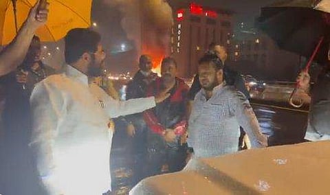 കാര്‍ ഡ്രൈവറുമായി സംസാരിക്കുന്ന മുഖ്യമന്ത്രി ഷിന്‍ഡെ
