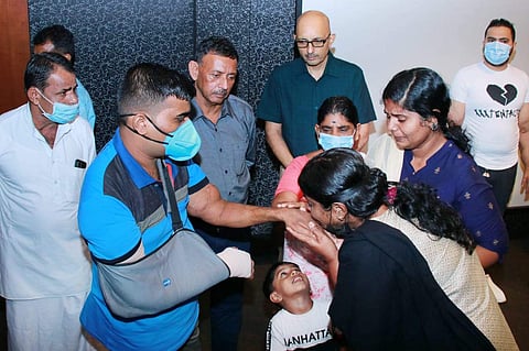 കര്‍ണാടക സ്വദേശി അമരേഷിന്റെ ശരീരത്തില്‍ തുന്നിച്ചേര്‍ത്ത ഭര്‍ത്താവിന്റെ കൈകളില്‍ പിടിച്ച് പൊട്ടിക്കരയുന്ന സുജാത