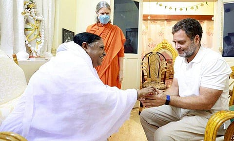 രാഹുല്‍ ഗാന്ധി മാതാ അമൃതാനന്ദമയിയെ സന്ദര്‍ശിച്ചു/ഫോട്ടോ: ട്വിറ്റര്‍