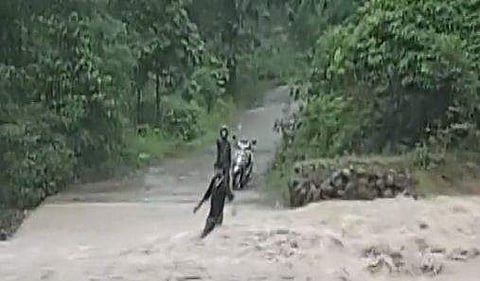 പുഴ മുറിച്ചുകടക്കാന്‍ യുവാവ് ശ്രമിക്കുന്നതിന്റെ ദൃശ്യം