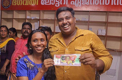 അനൂപും ഭാര്യ മായയും ഒന്നാം സമ്മാനം നേടിയ ടിക്കറ്റുമായി/ ചിത്രം: ബി പി ദീപു