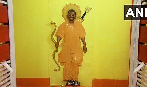 ക്ഷേത്രത്തിലെ യോഗി ആദിത്യനാഥിന്റെ പ്രതിമ