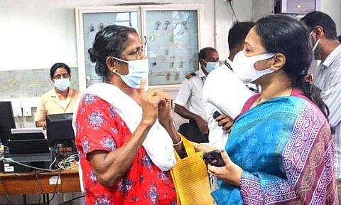 ആശുപത്രിയിലെത്തിയ വീണാ ജോര്‍ജ് വിദ്യയുടെ അമ്മയോട് സംസാരിക്കുന്നു