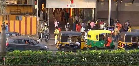 റെയില്‍വേ സ്റ്റേഷന് മുന്നില്‍ വാഹനം കാത്തുനില്‍ക്കുന്നവരുടെ ദൃശ്യം, സ്‌ക്രീന്‍ഷോട്ട്‌
