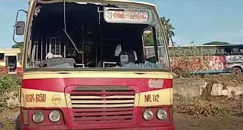 അക്രമത്തില്‍ തകര്‍ന്ന കെഎസ്ആര്‍ടിസി ബസ്‌
