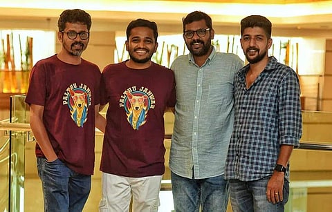 നടൻ ബേസിൽ സംവിധായകൻ സം​ഗീതിനും തിരക്കഥാകൃത്തുക്കളായ അനീഷിനും വിനോയ് തോമസിനുമൊപ്പം/ ഫേയ്സ്ബുക്ക്