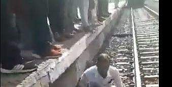 ട്രെയിന്‍ അപകടത്തില്‍ നിന്ന് യുവാവ് അത്ഭുതകരമായി രക്ഷപ്പെടുന്ന ദൃശ്യം