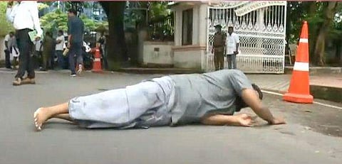 കൗണ്‍സിലറുടെ ശയനപ്രദക്ഷിണം/ ടിവി ദൃശ്യം