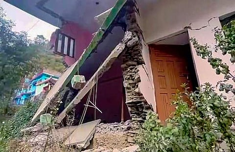 കര്‍ണപ്രയാഗില്‍ വീട് ഭാഗികമായി തകര്‍ന്ന നിലയില്‍/പിടിഐ