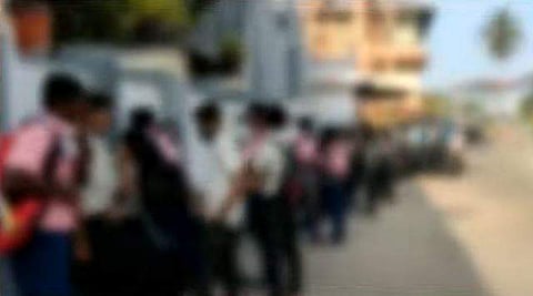സ്‌കൂളിന് പുറത്തുനിര്‍ത്തിയ വിദ്യാര്‍ഥികള്‍/ ടെലിവിഷന്‍ ദൃശ്യം