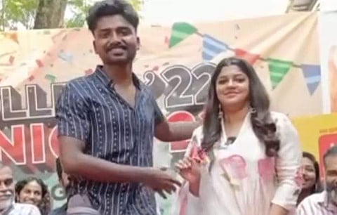 അപർണയുടെ തോളിൽ കയ്യിടാൻ ശ്രമിക്കുന്ന വിദ്യാർത്ഥി/ വിഡിയോ സ്ക്രീൻഷോട്ട്