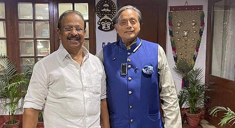 സുധാകരന്‍, ശശി തരൂരിനൊപ്പം/ ഫെയ്‌സ്ബുക്ക്‌