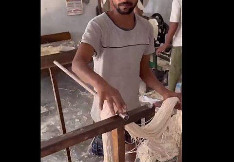 ന്യൂഡില്‍സ് നിര്‍മ്മാണത്തിന്റെ ദൃശ്യം